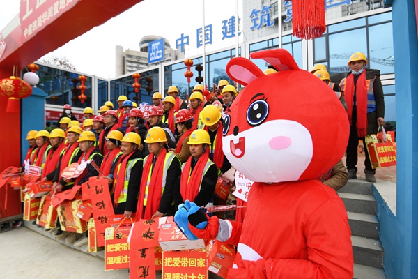 贵阳市南明区华润置地贵阳九悦项目建设现场开展的“工地新春大集”活动洋溢着红红火火的年味。