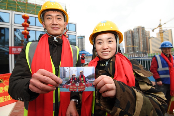 贵阳市南明区华润置地贵阳九悦项目建设现场开展的“工地新春大集”活动洋溢着红红火火的年味。