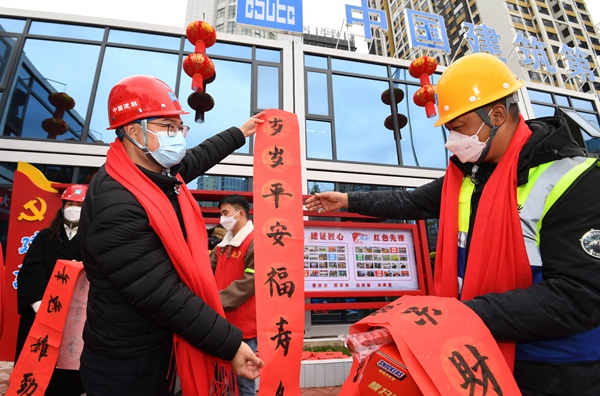 贵阳市南明区华润置地贵阳九悦项目建设现场开展的“工地新春大集”活动洋溢着红红火火的年味。