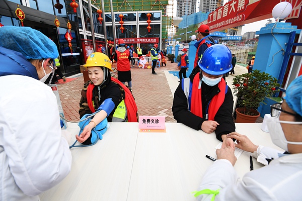 贵阳市南明区华润置地贵阳九悦项目建设现场开展的“工地新春大集”活动洋溢着红红火火的年味。