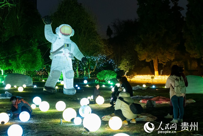 市民在公園內游玩拍照。人民網 涂敏攝