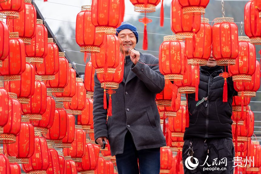 为迎接春节，翁井村村民正在挂红灯笼。人民网 涂敏摄