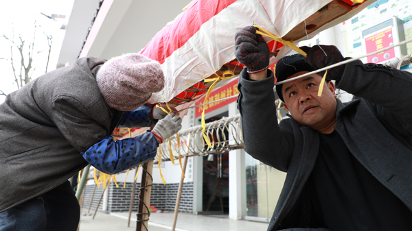 1月18日，贵州省大方县六龙镇荆州社区民间艺人在蒙龙皮。周训贵摄