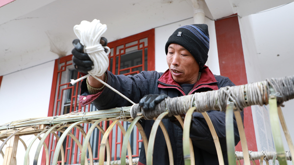 1月18日，贵州省大方县六龙镇荆州社区民间艺人在扎龙骨。周训贵摄