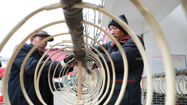 1月18日，贵州省大方县六龙镇荆州社区民间艺人在扎龙骨。周训贵摄