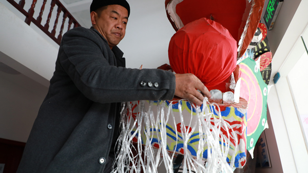1月18日，贵州省大方县六龙镇社区民间艺人在挂龙须。周训贵摄