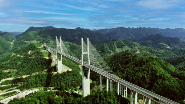 建行貴州省分行貸款支持的雲霧大橋。