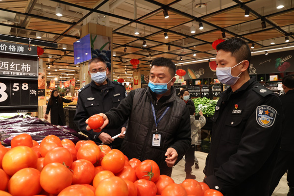 檢查組在超市檢查蔬菜類食品。