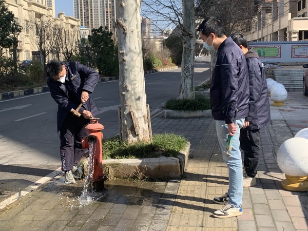 1月16日，清镇市水务公司工人正在维修水管（龚晓宏 摄） (2).jpg