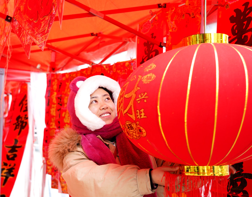 2023年1月19日，贵州省纳雍县城，市民在挑选灯笼。