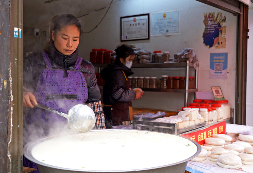 2023年1月19日，贵州省纳雍县城，土特产经销商在点豆腐。杨英-摄
