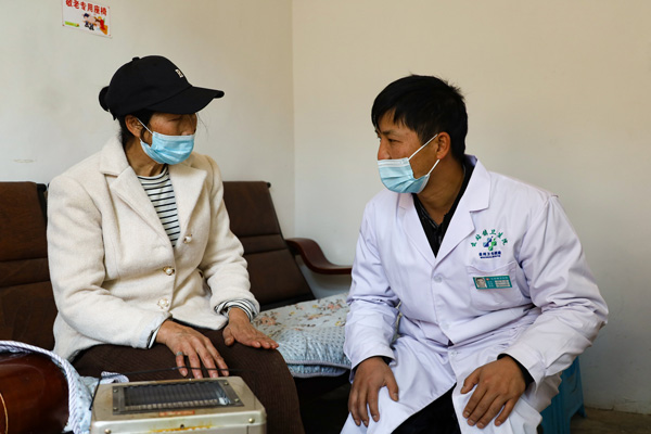 2023年1月13日，在威宁自治县么站镇卫生院，执业医师柯贤相正在为村民看病。