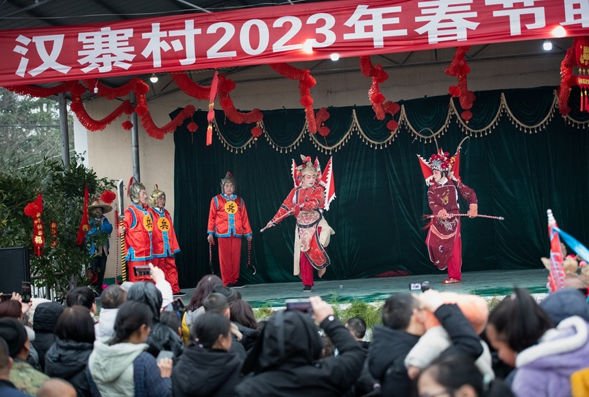 汉寨侗戏班演员表演侗戏。