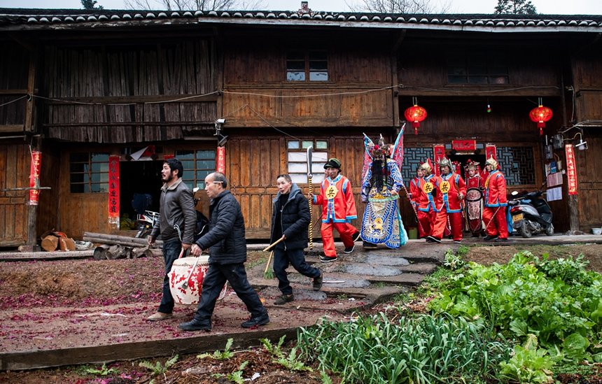 漢寨侗戲班演員走村串寨巡游。
