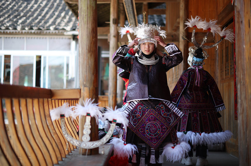 1月27日，苗族姑娘盛裝打扮准備參加慶新春活動。