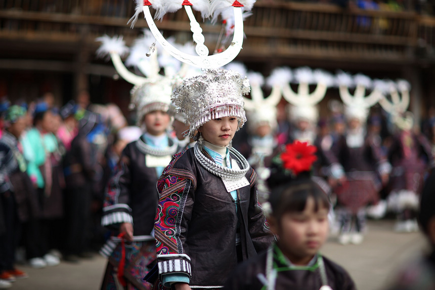 1月27日，身着节日盛装的苗族村民跳团圆舞。