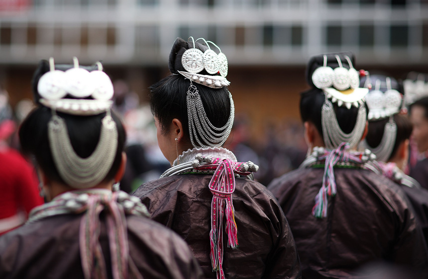 1月27日，身着节日盛装的苗族村民跳团圆舞。
