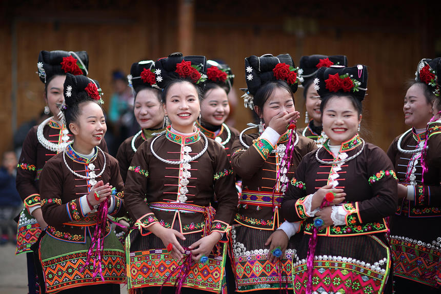1月27日，身着节日盛装的苗族姑娘参加庆新春活动。