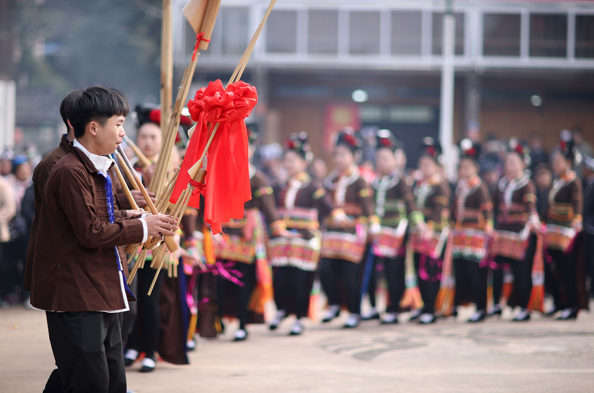 1月27日，盛装打扮的苗族村民跳“苗族锦鸡舞”。