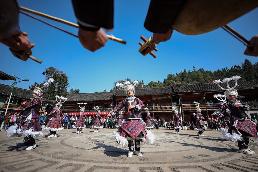 1月27日，盛装打扮的苗族姑娘展示非遗舞蹈“古瓢舞”。