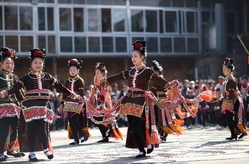 1月27日，盛装打扮的苗族姑娘展示非遗舞蹈“苗族锦鸡舞”。