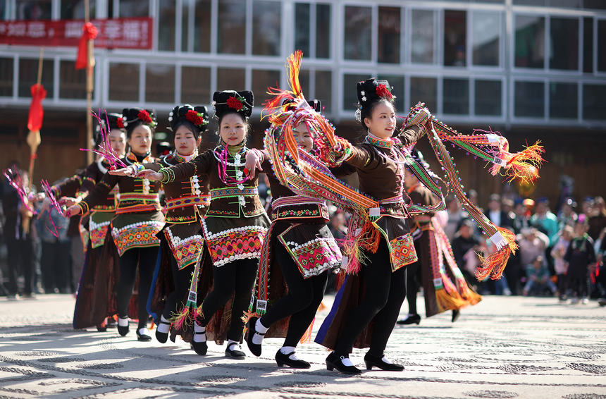1月27日，盛装打扮的苗族姑娘展示非遗舞蹈“苗族锦鸡舞”。