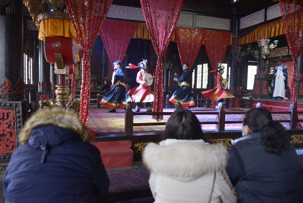 1月23日，觀眾在貴州宣慰府第九殿觀看“古城一台戲”文藝演出。（鄭吉軍 攝）.JPG