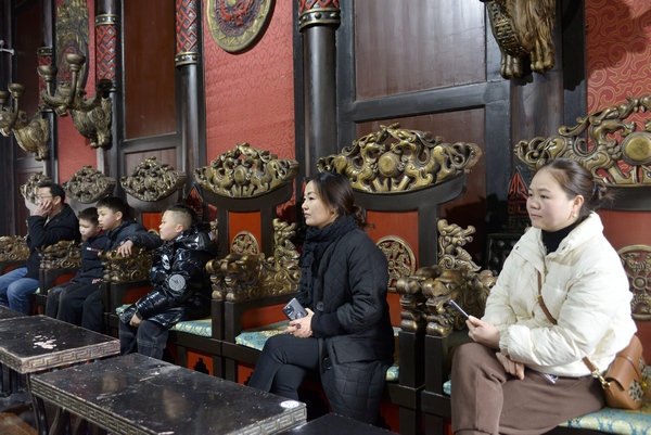 1月23日，觀眾在貴州宣慰府第九殿觀看“古城一台戲”文藝演出。（鄭吉軍  攝）.JPG