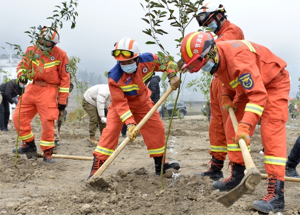 1月28日，消防官兵在貴州省大方縣2023年縣級義務植樹現場植樹。（鄭吉軍 攝）.jpg