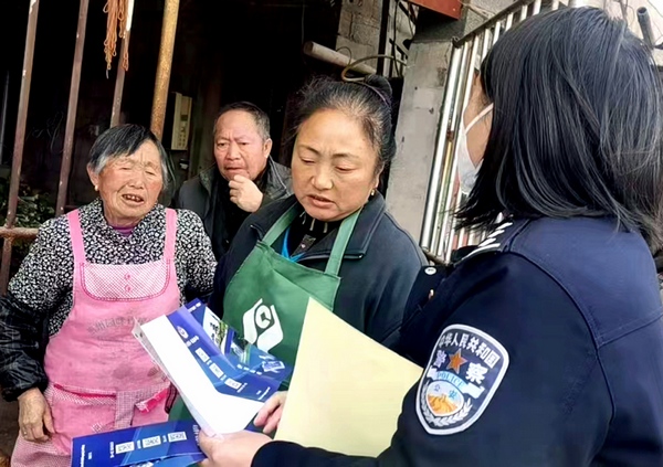 3月24日，清镇市公安局民警向群众宣传”三最“政策。