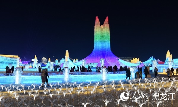 游客在哈尔滨冰雪大世界内游玩。人民网 苏靖刚摄