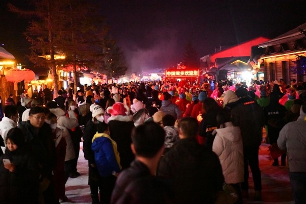 中国雪乡景区里，雪韵大街热闹非凡。中国雪乡景区供图