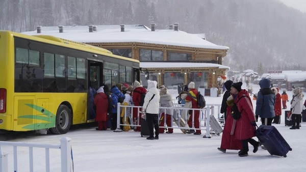 游客们正在有序上车。中国雪乡景区供图