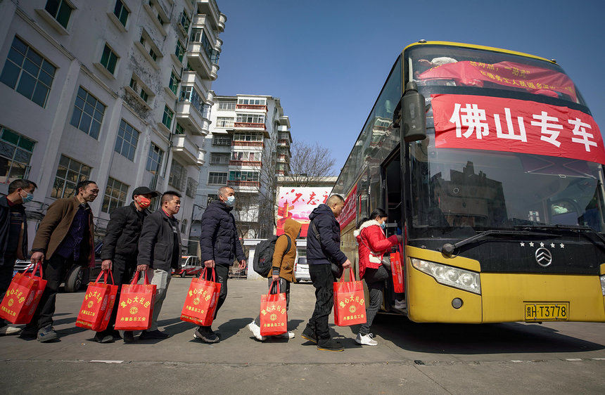 1月29日，返岗务工群众乘坐政府免费包车前往广东省佛山市务工。