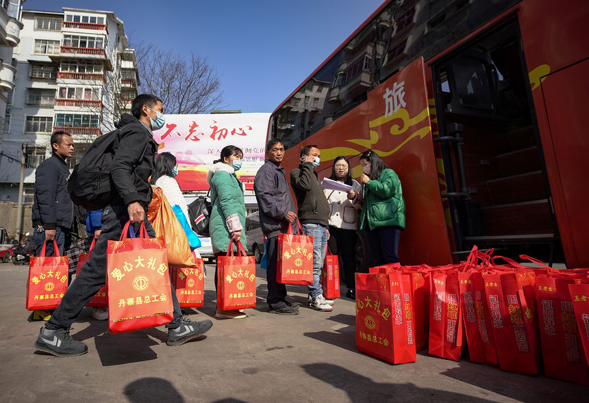 1月29日，返岗务工群众乘坐政府免费包车前往浙江省务工。