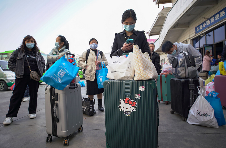 1月29日，返岗务工群众在等待乘坐政府免费包车前往广东省佛山市务工。
