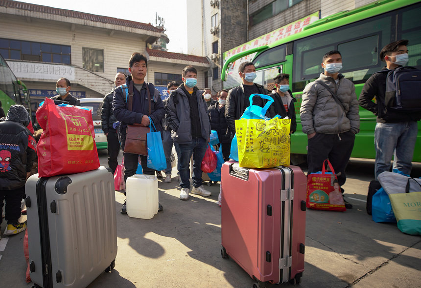 1月29日，返岗务工群众在等待乘坐政府免费包车前往浙江省务工。