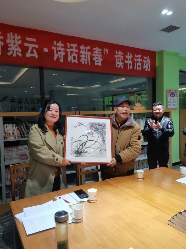 县美术家协会主席赵玉和赠送自己的原创书画作品给书友。