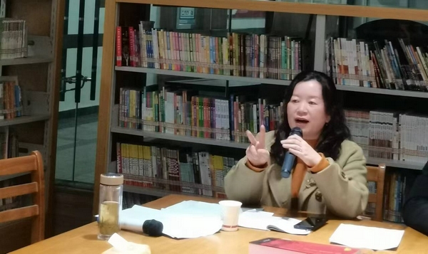 县人民政府副县长陈燕出席读书活动并为书友朗诵自己的原创作品《望海潮·新紫云》。