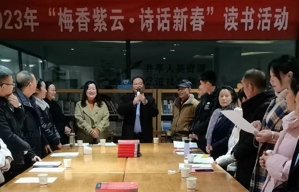 县委常委、县委宣传部部长甘决（中）出席读书活动并致辞。