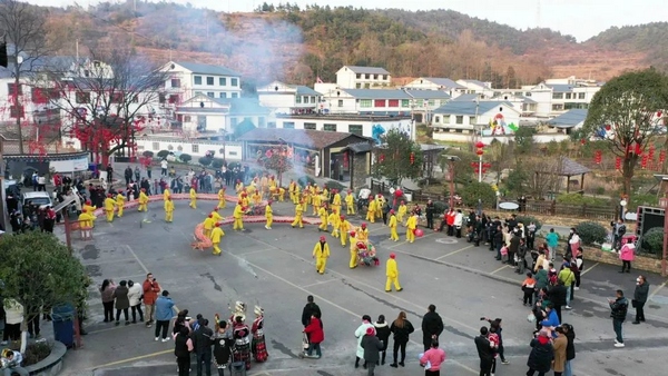 1 在翁井村，游客觀看舞龍民俗文化表演。觀山湖區融媒體中心供圖