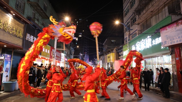 1月30日，贵州省大方县县城舞龙活动。王定超摄