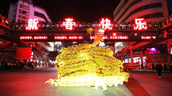 1月30日，贵州省大方县县城舞龙活动。王定超摄