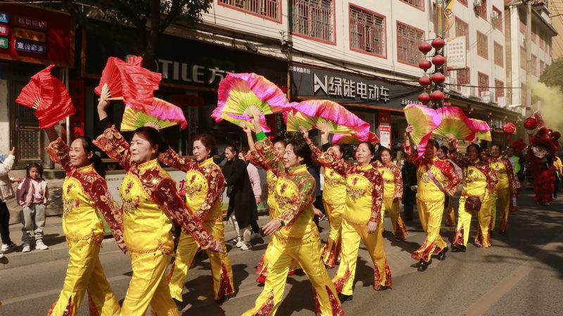 五龙“出海”闹新春