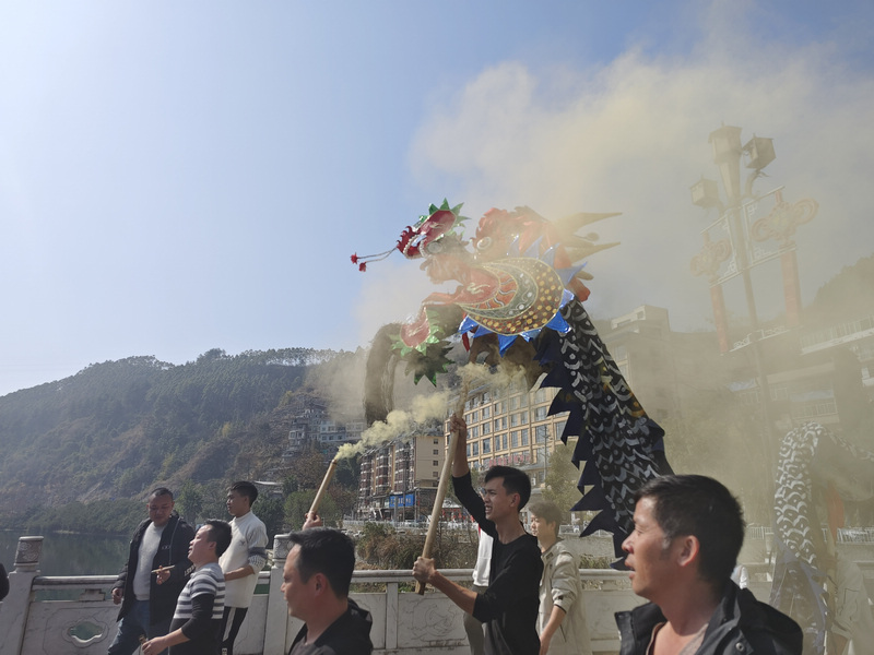 五龙“出海”闹新春。