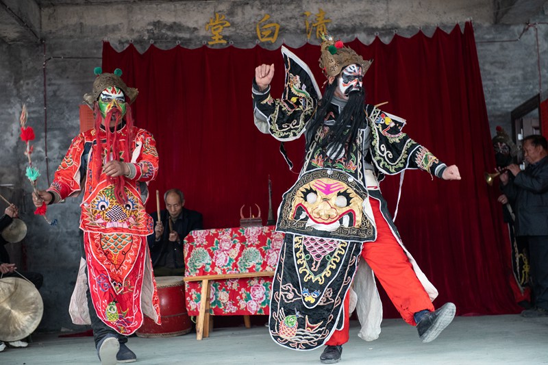 天柱县平甫村侗戏班演员在表演。