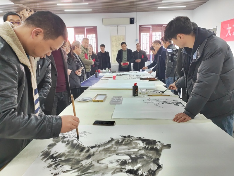 1月31日，貴州省大方縣新春書畫筆會現場，各位美術書法愛好者揮墨創作。（鐘歡 攝）.jpg