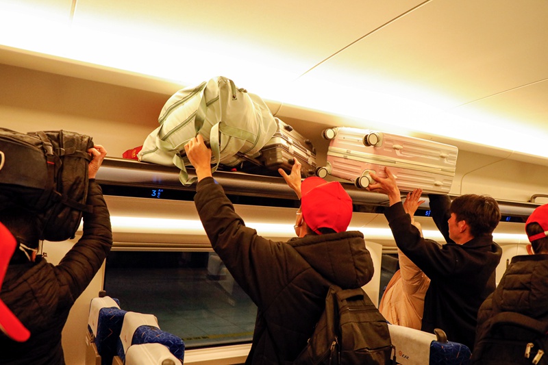 1月31日，毕节籍务工人员已经上车，正在整理行李，乘坐免费高铁到粤返岗