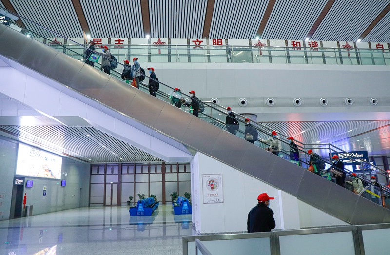 1月31日，毕节籍务工人员正在有序进入候车大厅 周海东 摄