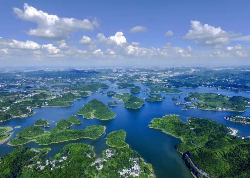 观山湖：水清岸绿。
